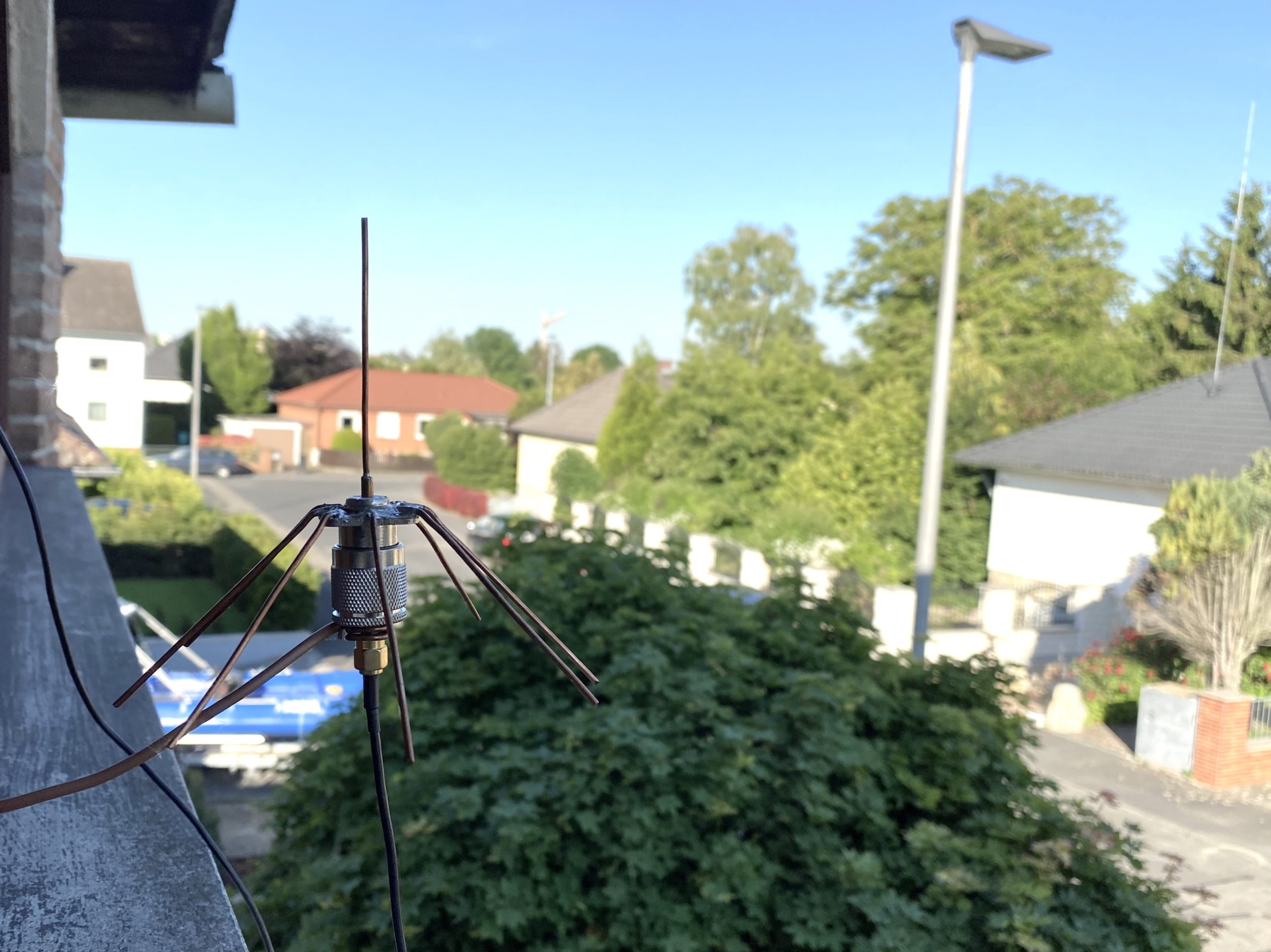 ADS-B Groundplane-Antenne an der Hauswand